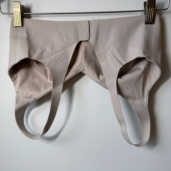 Lululemon Bra. Size 32DD. No pads, Lulu spellout on band. No flaws. - Picture 2 of 5